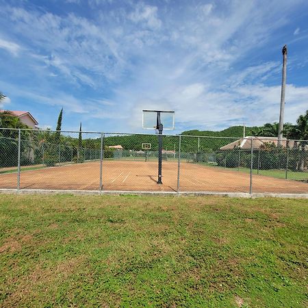 Comfortable Strategic Lodging Quarters Spanish Town Bagian luar foto