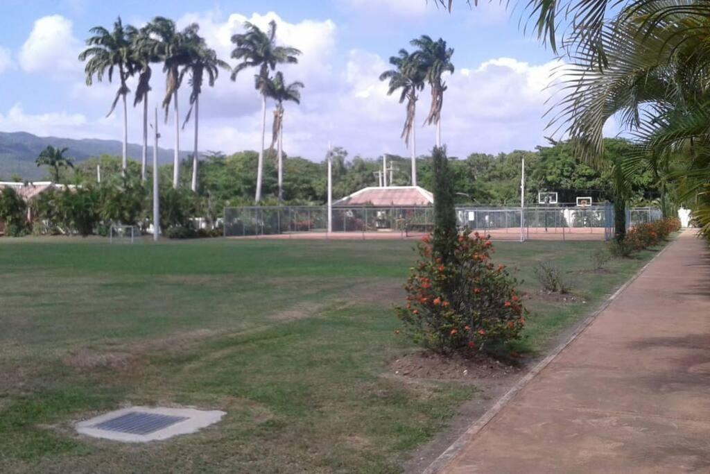 Comfortable Strategic Lodging Quarters Spanish Town Bagian luar foto