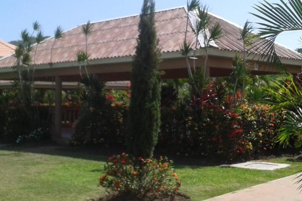 Comfortable Strategic Lodging Quarters Spanish Town Bagian luar foto