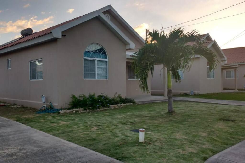 Comfortable Strategic Lodging Quarters Spanish Town Bagian luar foto