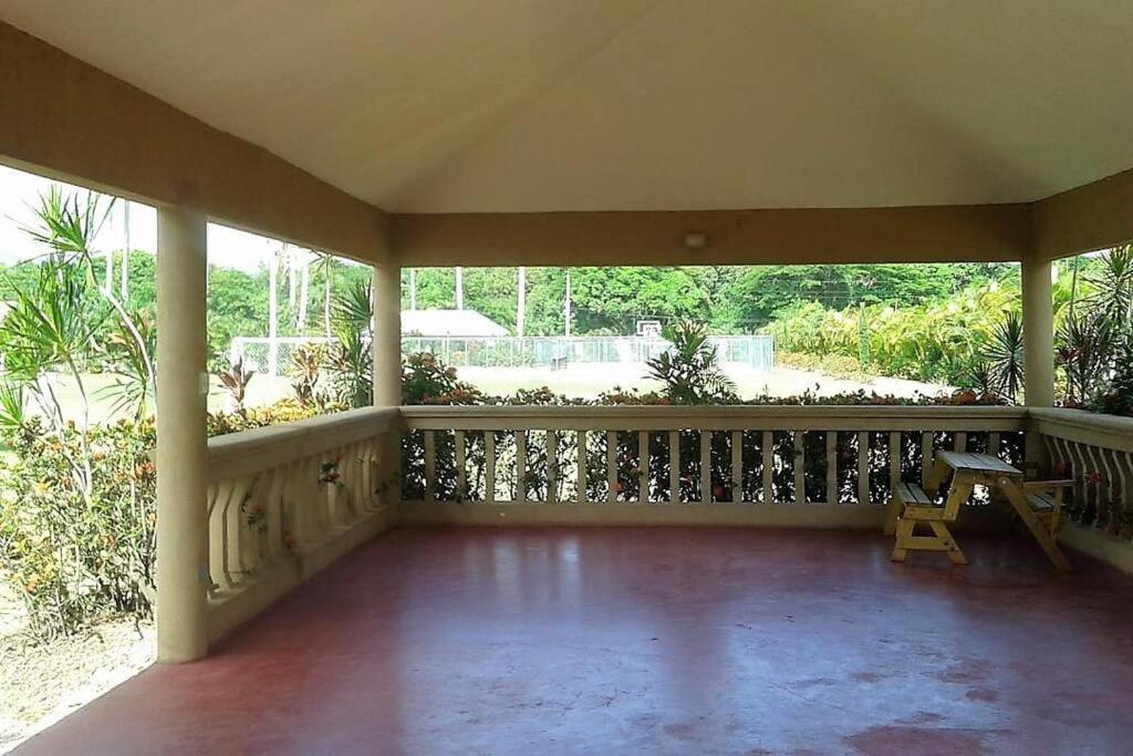 Comfortable Strategic Lodging Quarters Spanish Town Bagian luar foto
