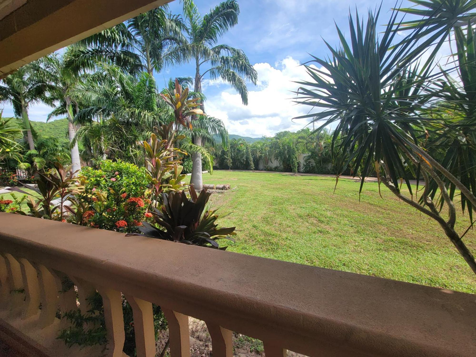 Comfortable Strategic Lodging Quarters Spanish Town Bagian luar foto