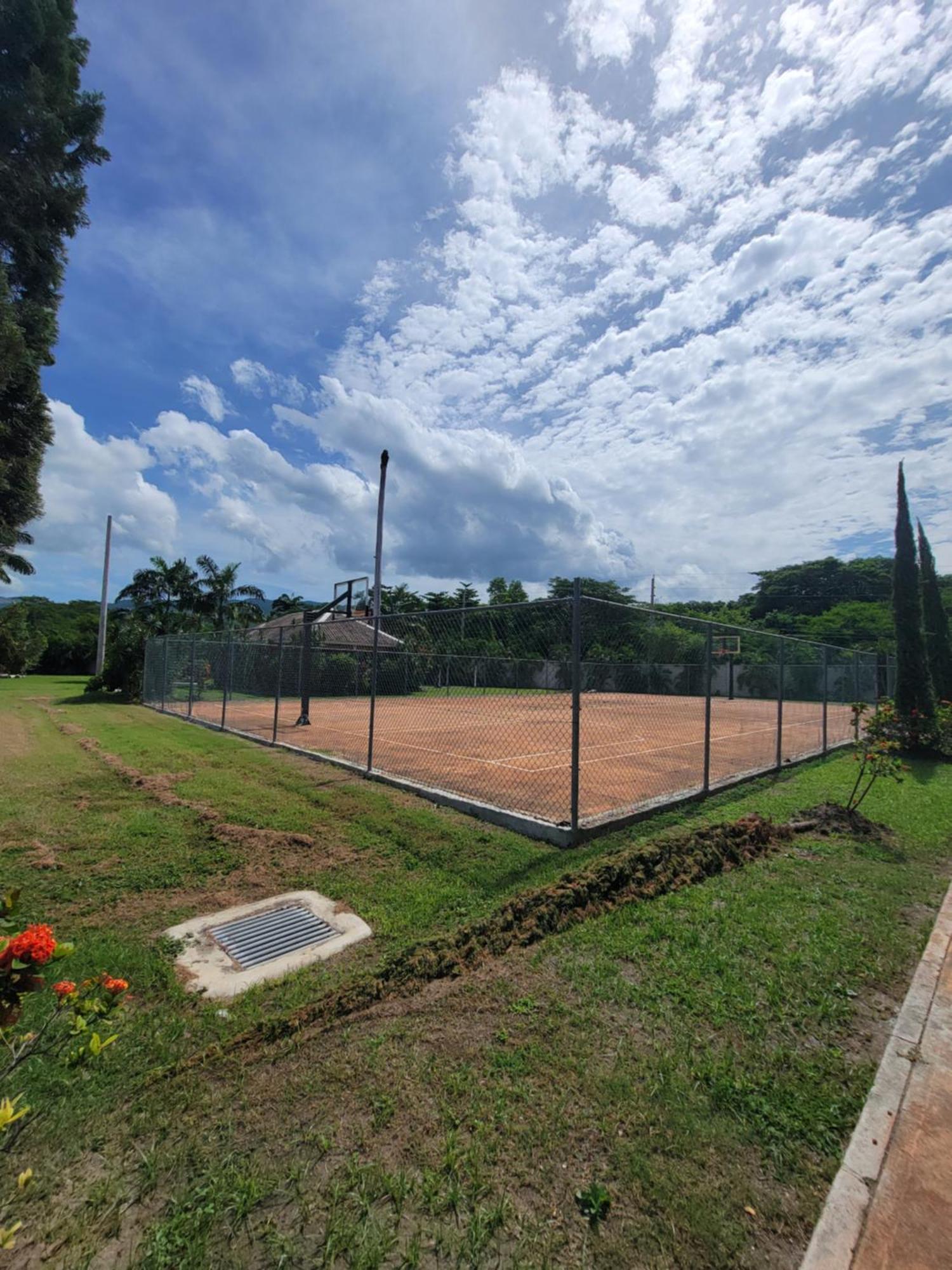 Comfortable Strategic Lodging Quarters Spanish Town Bagian luar foto