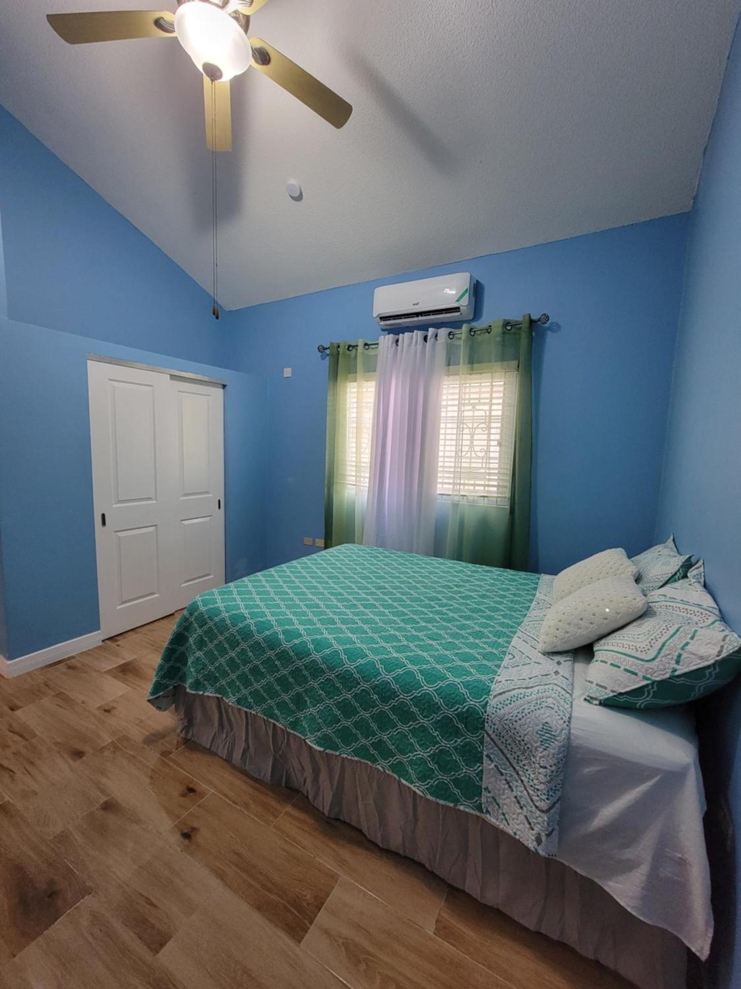 Comfortable Strategic Lodging Quarters Spanish Town Bagian luar foto