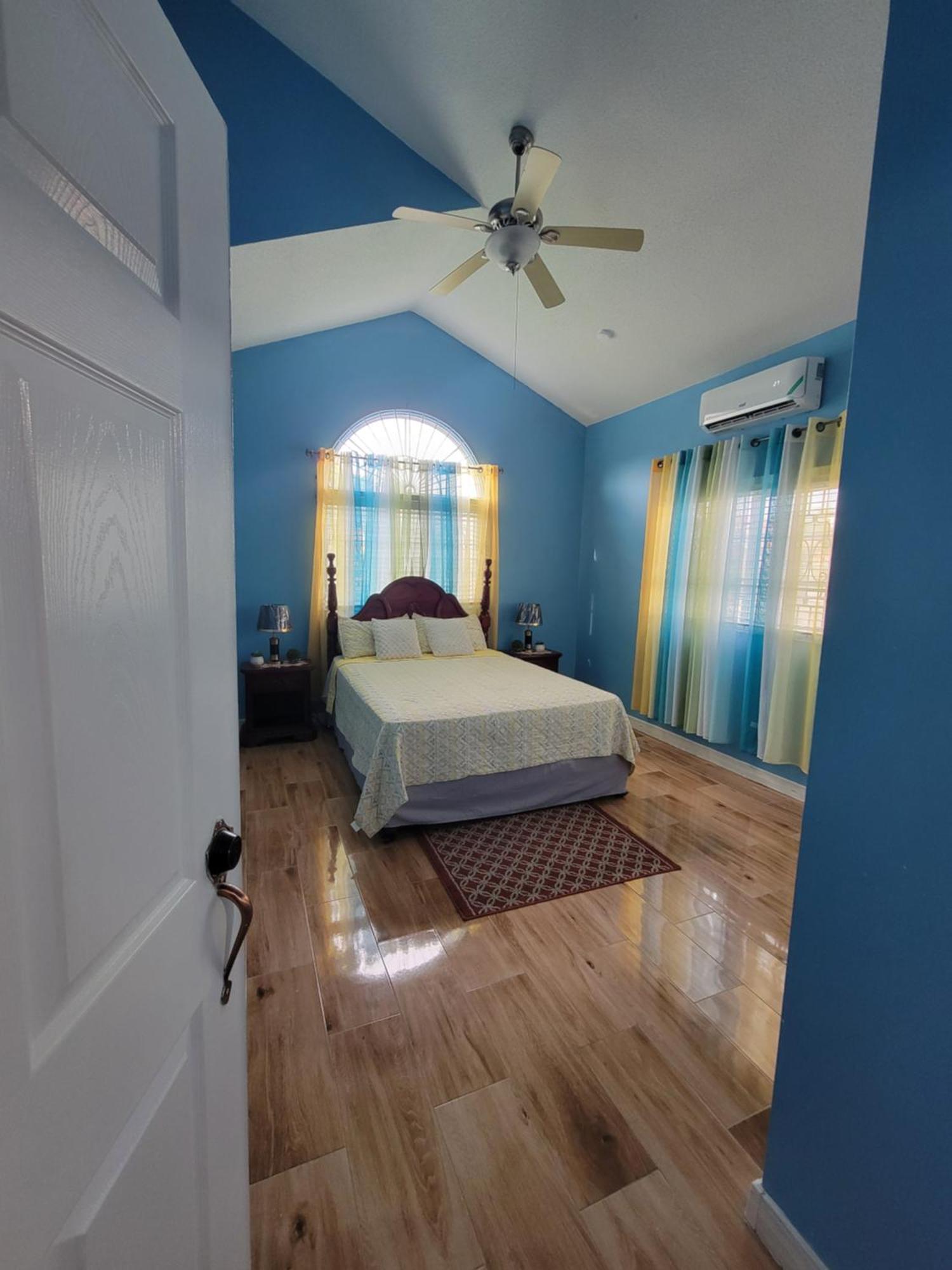 Comfortable Strategic Lodging Quarters Spanish Town Bagian luar foto