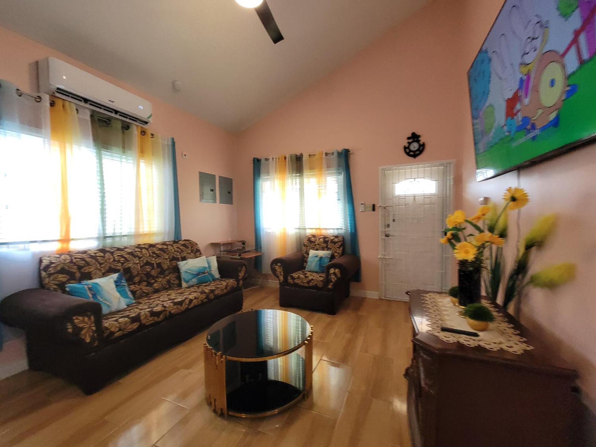 Comfortable Strategic Lodging Quarters Spanish Town Bagian luar foto